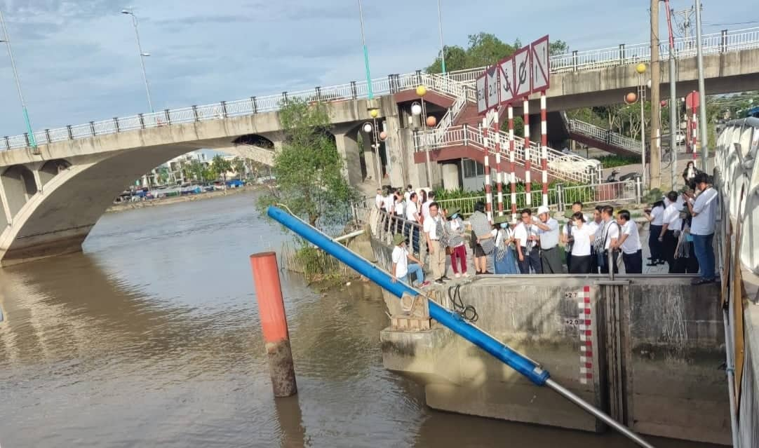 Đoàn tham quan cống ngăn mặn An Thuận 1.